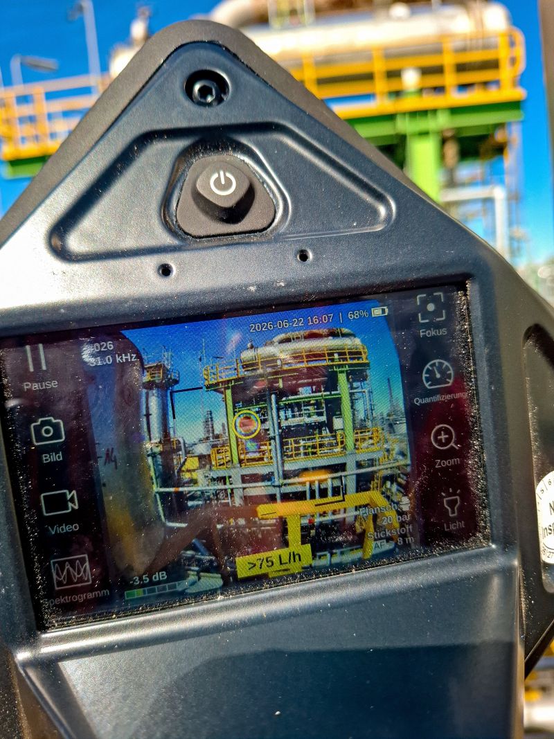 Pantalla de la cámara acústica con superposición de fuga en una refinería, lectura superior a 75 l/h