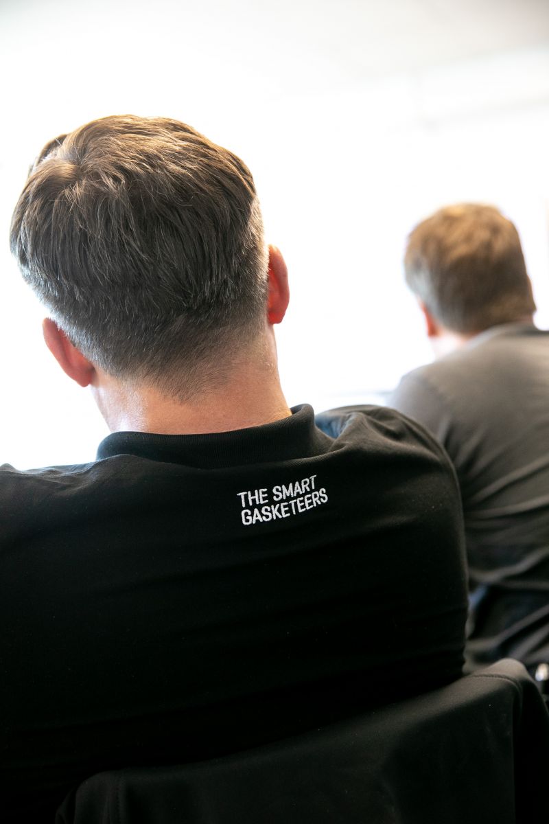 Empleado de IDT con una camiseta «The Smart Gasketeers» durante el taller