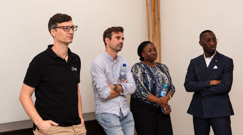Empleado de IDT con tres contactos empresariales durante la visita de la delegación a Mozambique