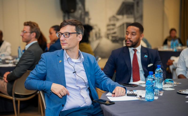 Empleado de IDT entre el público de un evento de la delegación empresarial en Mozambique